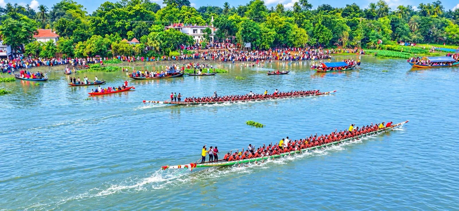 পাবনার ভাঙ্গুড়ায় পানশী নৌকা বাইচ দেখতে গুমানি নদীর দুই পাড়ে অনেক দর্শকের ভীড়