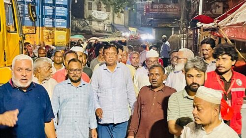 চকবাজারে অগ্নিকাণ্ডের ঘটনাস্থল পরিদর্শনে ডিএসসিসি প্রশাসক, অগ্নিনির্বাপণ ব্যবস্থা জোরদারের আহ্বান