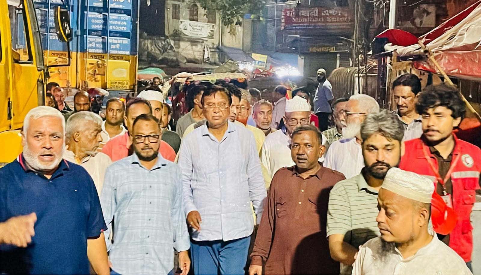 চকবাজারে অগ্নিকাণ্ডের ঘটনাস্থল পরিদর্শনে ডিএসসিসি প্রশাসক, অগ্নিনির্বাপণ ব্যবস্থা জোরদারের আহ্বান