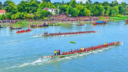 পাবনার ভাঙ্গুড়ায় পানশী নৌকা বাইচ দেখতে গুমানি নদীর দুই পাড়ে অনেক দর্শকের ভীড়