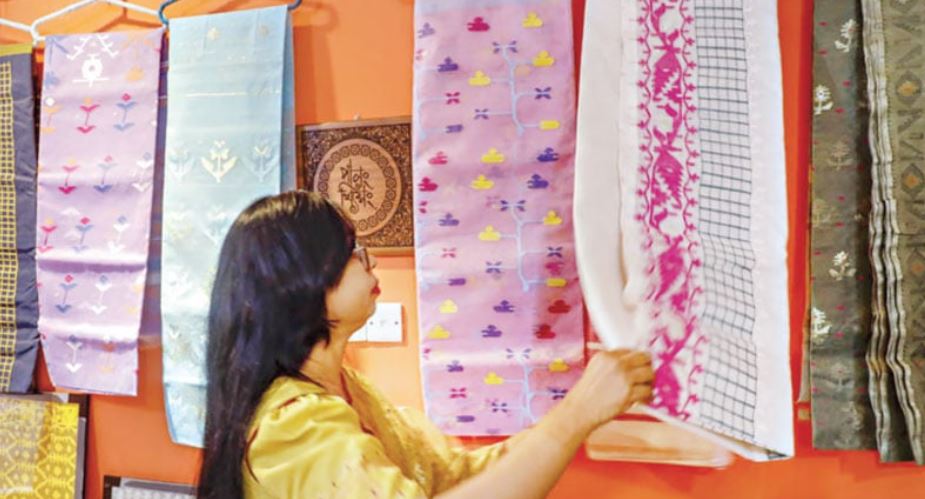 জামদানির টুকরোয় বোনা নারীর গল্প